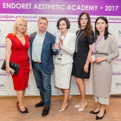 Коллектив клиники Beauty Trend с наградой ENDORET AESTHETIC AWARDS. Победа в номинации - Клиника-эксперт по применению PRGF-терапии в эстетической медицине.